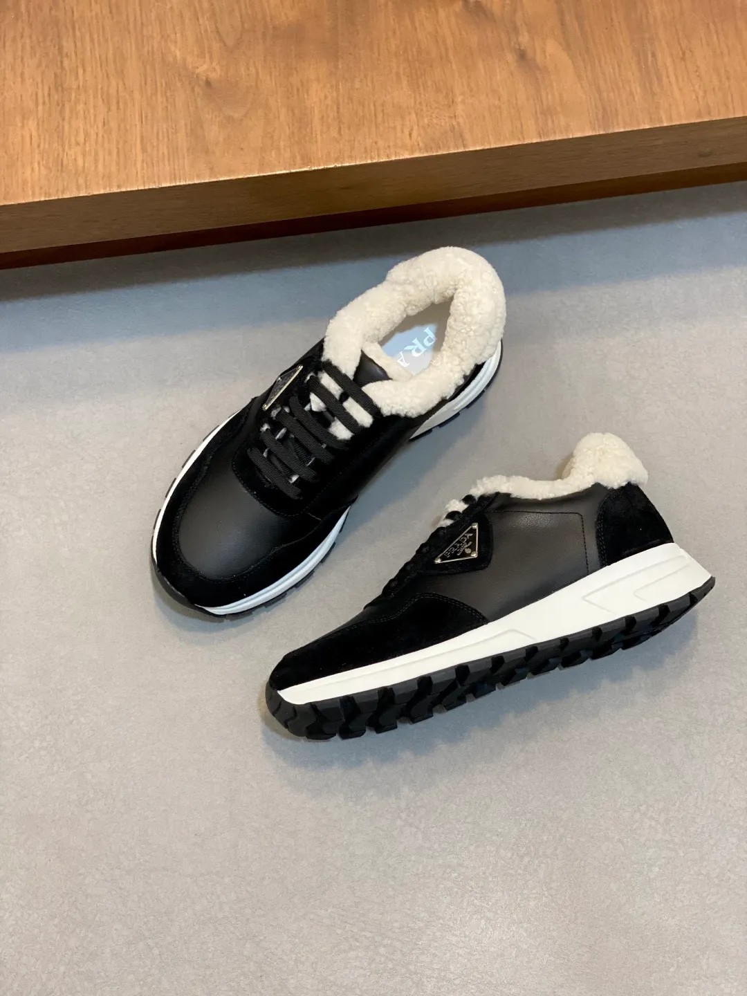 💰780 Prada/Prada Autumn and winter men's leather lace-up sneakers. Top-quality goods produced in Dongguan. Imported Nappa cowhide leather upper with raised layered design. Light and breathable, soft and comfortable. Genuine calfskin leather edging has a distinctive sporty style. The leather tongue is equipped with the classic PRADA letter red rubber label badge to fully display the brand style. The transparent air-cushion midsole is equipped with a lightweight tread rubber outsole. It is light and increased by about 4CM. The inner lining is Excellent foot feel. Comes with original packaging. 38-44 (customized at 45). Size: 39-40-41-42-43-44. Standard leather shoe size.
